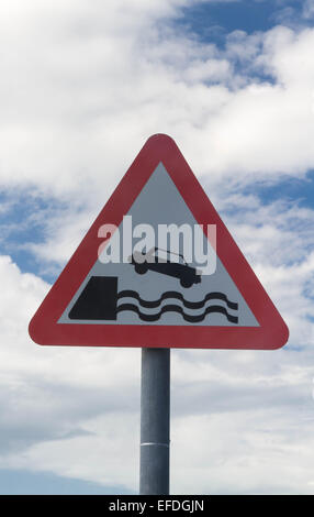 Bord Voiture de terre dans l'eau. Royaume-uni signalisation triangulaire, avertissement de quai ou de la rivière. Banque D'Images