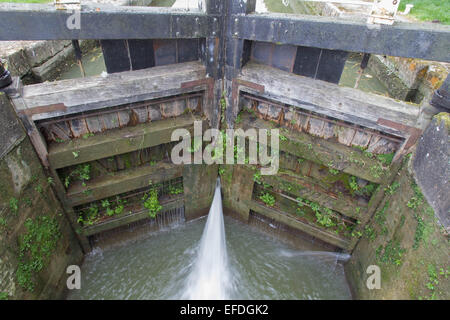 Pulvérisation d'eau par des portes d'écluse. Vannes de fond. Kennet and Avon Canal, Devizes, Wiltshire, Angleterre, Unité Banque D'Images