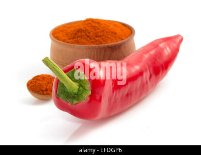 Paprika en poudre isolé sur fond blanc Banque D'Images