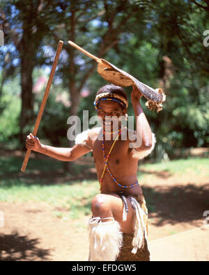 Guerrier zoulou au village culturel Lesedi African, Broederstroom, Johannesburg, la Province de Gauteng, Afrique du Sud Banque D'Images