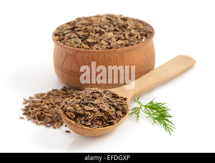 Les graines de cumin dans un bol isolé sur fond blanc Banque D'Images