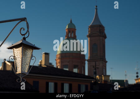 Vue supérieure de la ville de Bologne le matin avec tour, Emilie Romagne, Italie Banque D'Images