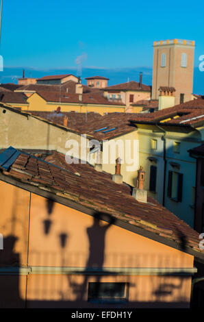 Vue supérieure de la ville de Bologne le matin avec tour, Emilie Romagne, Italie Banque D'Images