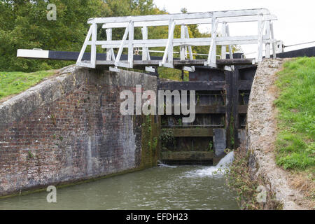 Pulvérisation d'eau par des portes d'écluse. Vannes de fond. Kennet and Avon Canal, Devizes, Wiltshire, Angleterre, Unité Banque D'Images