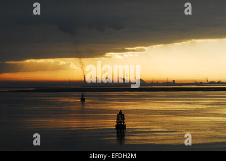 La fumée des tours de refroidissement à la centrale électrique Fiddlers Ferry peut être vu de l'autre côté de la rivière Mersey au lever du soleil. Banque D'Images