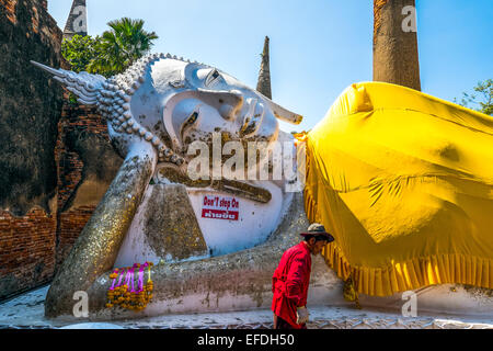 L'Asie. La Thaïlande, Phra Nakhon Si Ayutthaya, ancienne capitale du Siam. Wat Yai Chai Mongkhon. Statue de Bouddha couché. Banque D'Images