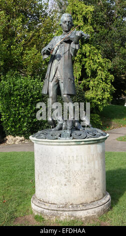 Statue en bronze de garçon Mozart à la mémoire de Mark Purnell de sa mère - dans le défilé Gardens Baignoire Banque D'Images