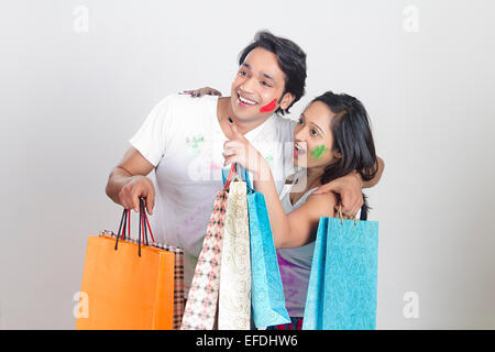 2 couple indien Holi Festival Shopping Banque D'Images