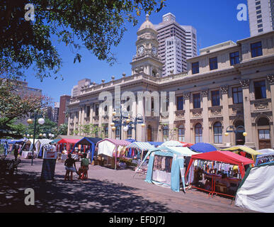 La rue du marché à l'extérieur de l'Hôtel de ville de Durban, Durban, province de KwaZulu-Natal, Afrique du Sud Banque D'Images