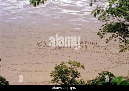 'Kurt Cobain est Dieu' écrit dans le sable par des fans du empreintes sur Portmeirion, Gwynedd, au nord du Pays de Galles - Août 1999 Banque D'Images