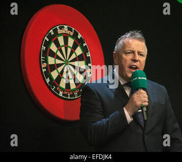 Milton Keynes, Royaume-Uni. 1er février 2015. Les maîtres d'Unibet 2015 Fléchettes championnats. Le maître de cérémonie, John McDonald présente les acteurs de la finale du Masters d'Unibet. Crédit : Stephen Bartholomew/Alamy Live News Banque D'Images