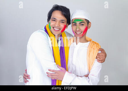2 amis indiens Festival Holi Célébration Banque D'Images
