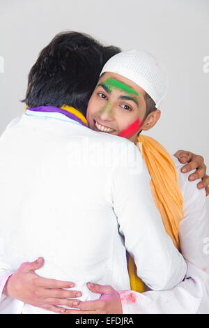 2 amis indiens Festival Holi Hugging Banque D'Images