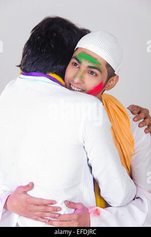 2 amis indiens Festival Holi Hugging Banque D'Images