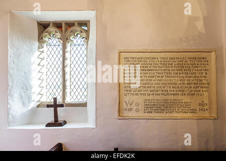 Plaque au corps enterrés dans l'église Sainte Brigitte, Norman, forme classique Llansantffraed, Monmouthshire, Wales, UK Banque D'Images