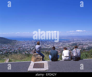 Vue sur la ville à partir de la Table Mountain téléphérique station, Cape Town, Western Cape Province, République d'Afrique du Sud Banque D'Images