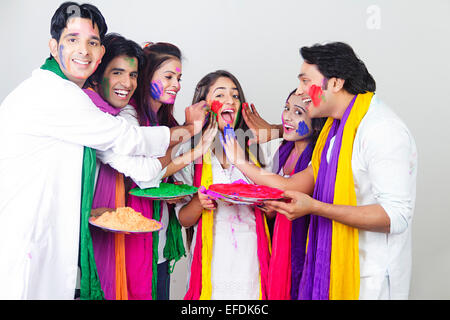 Groupe d'amis indiens profitez du Festival Holi Banque D'Images