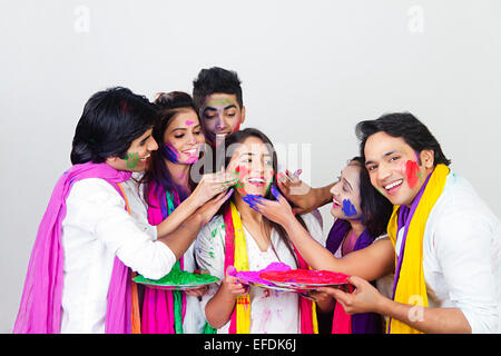 Groupe d'amis indiens profitez du Festival Holi Banque D'Images