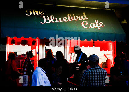 Les espoirs de la chanson en dehors de la recueillir célèbre café Blue Bird d'auditions sur "Open Mike" nuit à Nashville, TN Banque D'Images