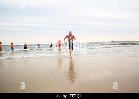 New York, USA. 06Th Feb 2015. La longue plage des ours polaires Super Bowl annuel Splash est une tradition depuis le Super Bowl XXXII en 1998. Cette année, juste deux gars, Kevin McCarthy et Pete Meyer, a sauté dans l'Océan Atlantique avant le grand jeu. Maintenant l'ours nager est la collecte de fonds annuelle au profit de Make-A-Wish de Metro New York, et d'attirer jusqu'à 6 000 personnes chaque année. Crédit : Alex Potemkin/Alamy Live News Banque D'Images