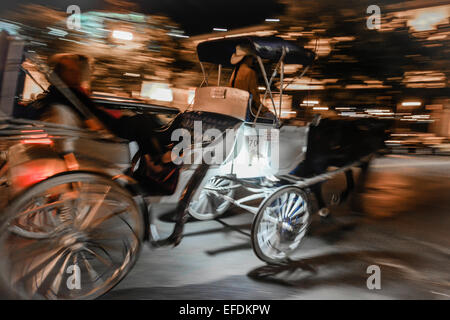 Une nuit de l'image spectaculaire d'une motion blurred calèche sur Broadway inférieur pour les visites de touristes à Nashville, TN, USA Banque D'Images