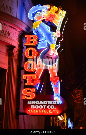 L'énorme et Neon Cowgirl avec guitare, s'allume pour Broadway Broadway inférieur Boot Co. à Nashville, TN Banque D'Images