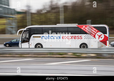 Une rubrique bus National Express direction ouest sur l'autoroute M25 à proximité de la sortie 26 de l'Essex, Royaume-Uni Banque D'Images