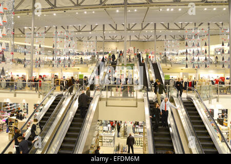 Intérieur de John Lewis Department Store à Noël, Wood Street, Kingston upon Thames, Greater London, Angleterre, Royaume-Uni Banque D'Images