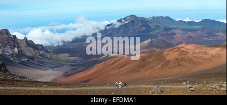 Famille sur la piste des sables bitumineux coulissante au Parc National de Haleakala sur Maui Banque D'Images