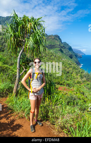 Randonneur sur le Kalalau Trail sur Kauai Banque D'Images