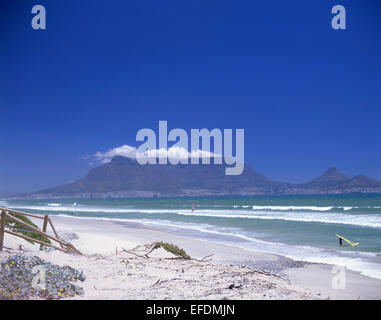 Table Mountain et Cape Town vu de Bloubergstrand, Cape Town, Western Cape, Afrique du Sud Banque D'Images