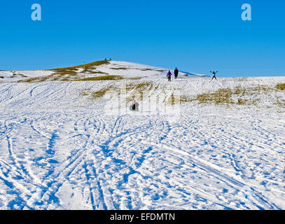 Lake District, Cumbria, Royaume-Uni. 1er février 2015. Météo France : Après la récente chute de neige, sur une journée ensoleillée mais très froid, une famille bénéficie de la luge sur les collines près de Caldbeck, Lake District, Cumbria, Angleterre, Royaume-Uni. Credit : Julie friteuse/Alamy Live News Banque D'Images