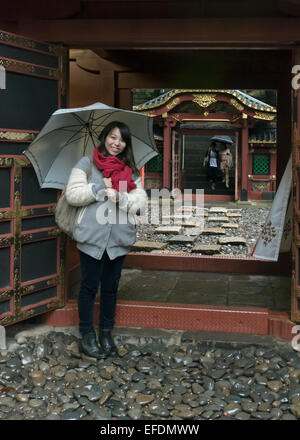 Femme avec une écharpe rouge, Kunozan Tosho-go-Sanctuaire Shinto Shizuoka, Japon Banque D'Images