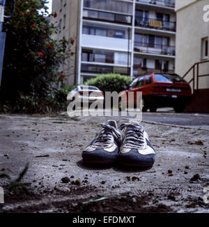 Jeté les chaussures usagées, porté les vieilles baskets rue Banque D'Images