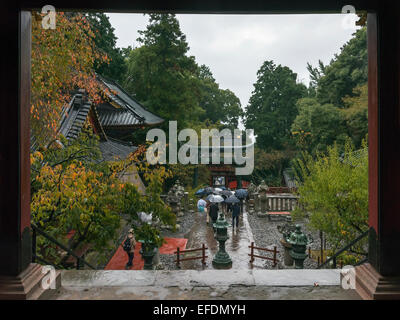 Ligne de parapluies en descendant la colline de Kunozan Tosho-go-Sanctuaire Shinto Shizuoka, Japon Banque D'Images