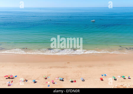 Belle plage de Falesia au Portugal vu de la falaise Banque D'Images