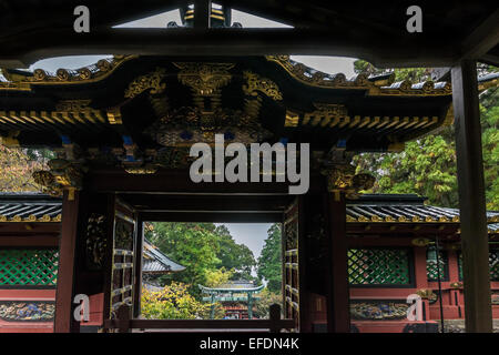 Regardant dans le complexe du temple, Kunozan Tosho-go-Sanctuaire Shinto Mont Shizuhata, Shizuoka, Japon Banque D'Images