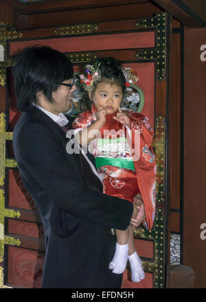 Père avec sa petite fille en tenue traditionnelle, Kunozan Tosho-go-Sanctuaire Shinto Mont Shizuhata, Shizuoka, Japon Banque D'Images