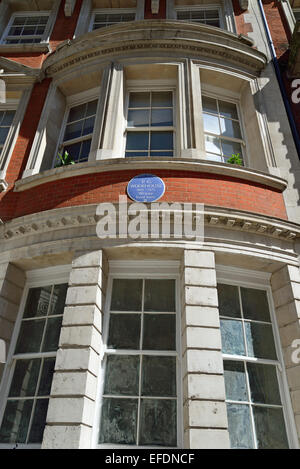 Plaque bleue de l'écrivain P. G. Wodehouse sur la façade de la maison, rue Dunraven, Cité de Westminster, Grand Londres, Angleterre, Royaume-Uni Banque D'Images