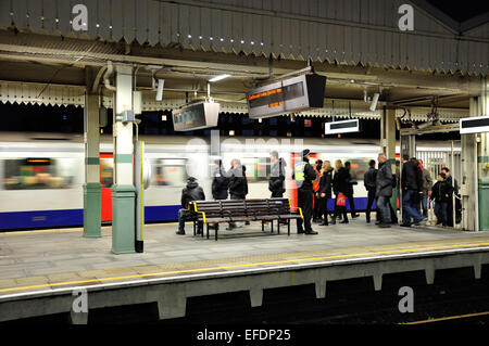 Station de métro de Putney Bridge après le match de football, Putney, London Borough of Hammersmith and Fulham, Londres, Angleterre, Royaume-Uni Banque D'Images