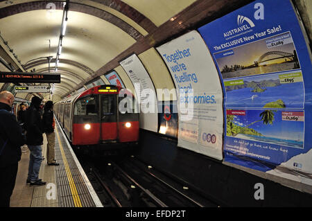 Train de métro de Londres approchant la plate-forme à Earl's court Station sur Piccadilly Line, Earl's court, Greater London, Angleterre, Royaume-Uni Banque D'Images