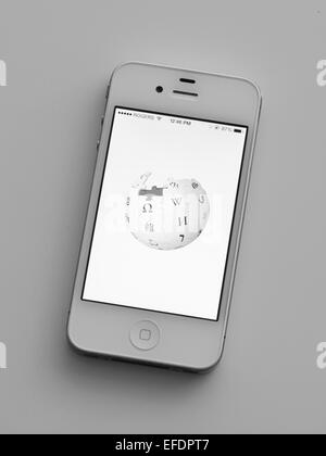 Vue du logo et de l'écran d'accueil de Wikipedia Mobile app sur un iPhone d'Apple 4. Banque D'Images