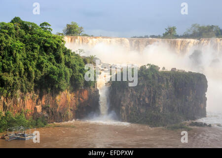 Merveilles naturelles : vue sur les magnifiques chutes d'Iguaçu énorme en plein essor, vu du côté argentin sur une journée ensoleillée avec ciel bleu Banque D'Images