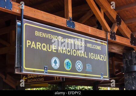 Panneau d'entrée à Iguazu Falls National Park (Parque Nacional Iguazu) du côté argentin, se référant à la sept nouvelles merveilles de la Nature Banque D'Images