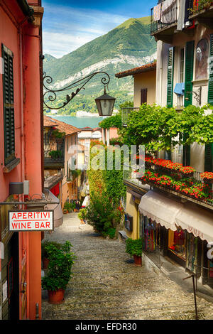 Portrait d'une rue étroite avec des balcons et des boutiques, Bellagio, Lac de Côme, Lombardie, Italie Banque D'Images