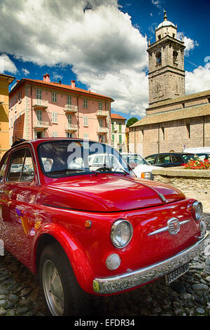 Low Angle View of a Classic Fiat 500 sur une rue, Bellagio, Lac de Côme, Lombardie, Italie Banque D'Images