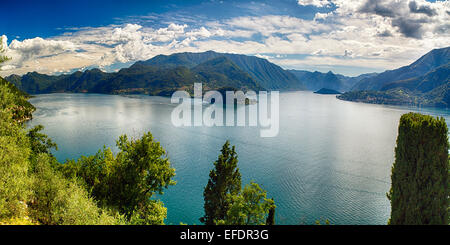 High Angle Vue panoramique sur le lac de Côme vers Bellagio et Lenno du château de Vezio, Varenna, Lombardie, Italie Banque D'Images