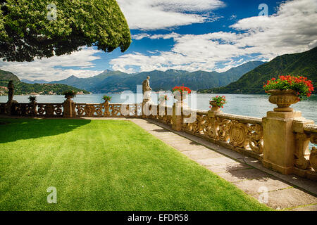 Vue panoramique sur le lac de Côme d'une terrasse de jardin, Villa Balbianello Lenno, Côme, Lombardie, Italie Banque D'Images