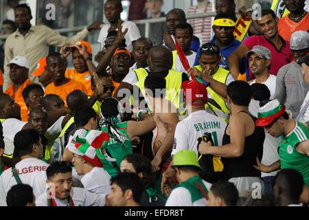 Malabo, Guinée équatoriale. 1er février, 2015. Fans de Côte d'Ivoire et l'Algérie ont des conflits avant le match de quart de finale de la coupe d'Afrique des Nations à Malabo, en Guinée équatoriale, le 1 février 2015. Côte d'Ivoire a gagné 3-1. Crédit : Li Jing/Xinhua/Alamy Live News Banque D'Images