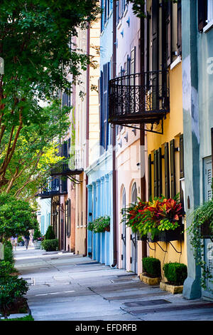 Vue sur les maisons historiques de couleur arc-en-ciel, rangée, East Bay Street, Charleston, Caroline du Sud Banque D'Images